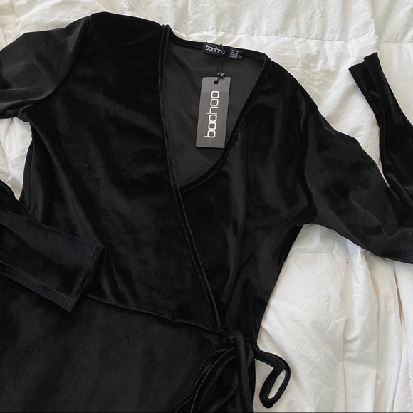 NWT Boohoo Black Velvet Mini Wrap Dress - Picture 4 of 4